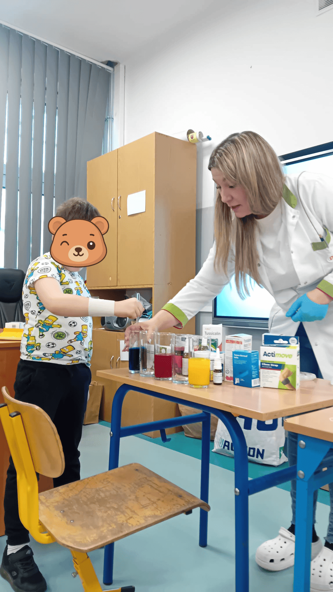 Farmaceutka Dr. Max podczas praktycznych zajęć z receptury dla uczniów w Szczecinie.